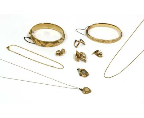 A quantity of gold jewellery, to include a wishbone ring, a trace link chain anklet, a heart shaped locket on curb chain, a c