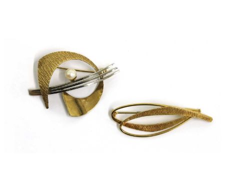 Two gold spray brooches, to include a gold cultured pearl spray brooch, with pin and roller catch, tested as approximately 9c