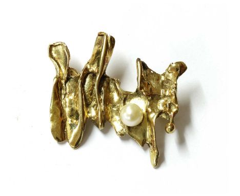 A Continental gold cultured pearl brooch, c.1970, with a single cultured pearl cup set to the gold abstract plaque, with pin 