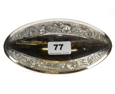 A sterling silver dish featuring an elephant, L. 17cm.