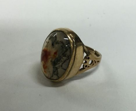 A moss agate and gold signet ring. Approx. 5.5 grams. Est. £50 - £80.