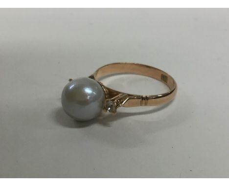 A pearl mounted ring in 18 carat band. Approx. 3.6 grams. Est. £50 - £80.