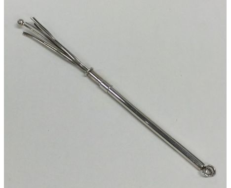 A silver swizzle stick of typical form. Approx. 7 grams. Est. £20 - £30.