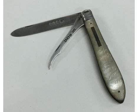 A silver and MOP fruit knife. Birmingham. Approx. 27 grams. Est. £20 - £30.