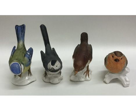 Four Goebel bird ornaments. Est. £15 - £20.