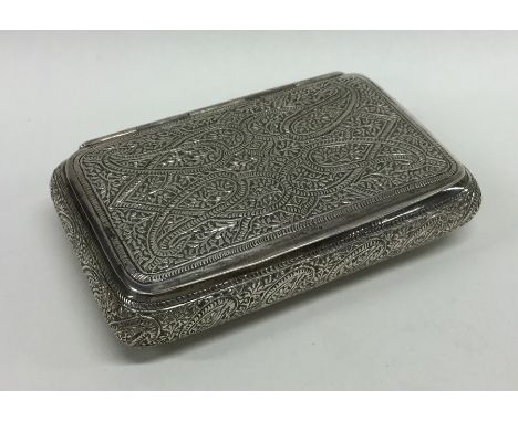 A fine quality Persian silver snuff box with hinged lid. Approx. 97 grams. Est. £80 - £120.