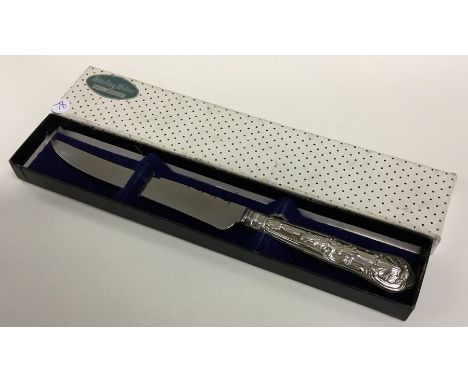 A cased Queens' pattern silver cake knife. Approx. 58 grams. Est. £15 - £20.