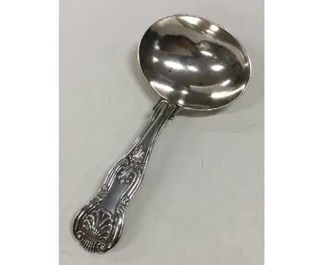 A heavy Kings' pattern silver caddy spoon. London. By TB. Approx. 27 grams. Est. £25 - £30.