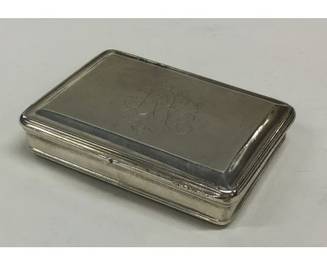 An early 18th Century silver snuff box with hinged top revealing gilt interior. Approx. 102 grams. Est. £120 - £150.