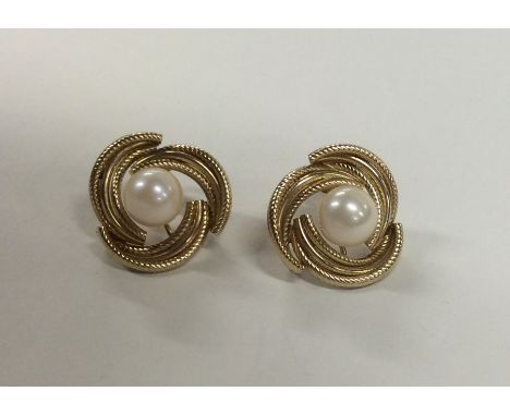 A pair of 9 carat pearl twist earrings. Approx. 4.4 grams. Est. £50 - £80.