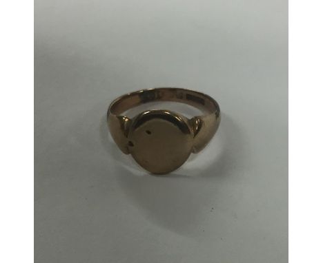 A 9 carat signet ring. Approx. 4.6 grams. Est. £50 - £80.