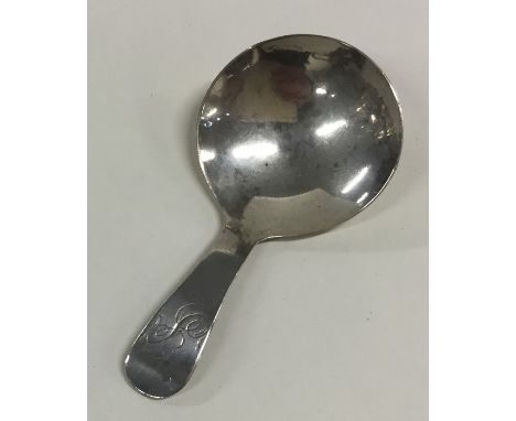 A Georgian silver plain caddy spoon. London. By IL. Approx. 10.5 grams. Est. £20 - £30.