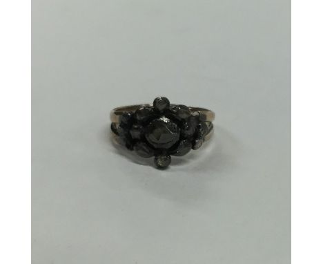 An Antique rose diamond ring in gold mount. Approx. 3 grams. Est. £30 - £40.