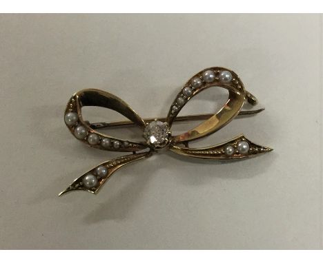 A small 15 carat gold diamond and pearl brooch. Approx. 3.1 grams. Est. £40 - £60.