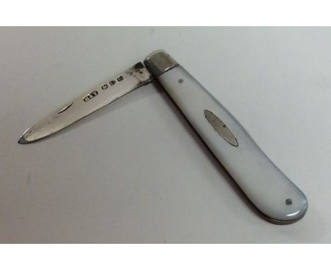 A silver and MOP fruit knife with hinged decoration. Approx. 15 grams. Est. £10 - £20.