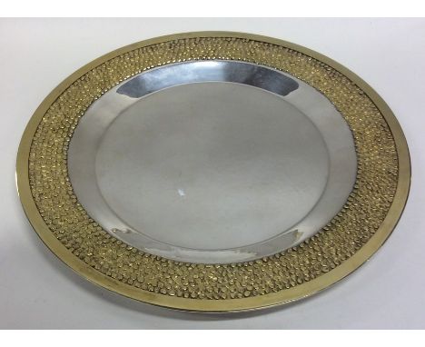 STUART DEVLIN: A good silver and silver gilt circular tray of typical form. Approx. 23 cms in diameter. Approx. 435 grams. Es