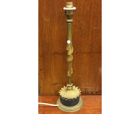 A stylish brass mounted lamp of circular form. Est. £20 - £30.