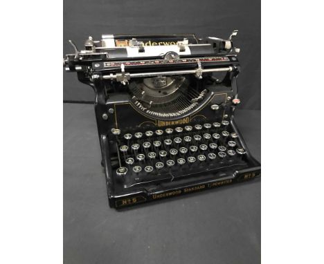UNDERWOOD TYPEWRITERalong with a vintage counting machine (2)