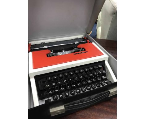 VINTAGE 1960S MANUAL TYPEWRITER BY READER'S DIGEST