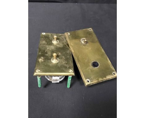LARGE LOT OF EDWARDIAN BRASS FRONTED LIGHT SWITCHES