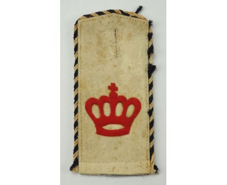 Baden: Schulterklappe für einen Einjährig Freiwilligen im 1. Badischen Leib-Grenadier-Regiment Nr. 109.Weißes Tuch, rote Kron
