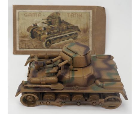 Gama: Feuertank.Metallgehäuse, Turm und Rohre beweglich, Ketten fehlen, mit Deckel der Verpackung.Zustand: II