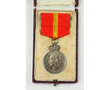 Norwegen: Silberne Verdienstmedaille, Haakon VII. (1905-1957), in Silber, im Etui.Silber, graviert MARIE BO 1925, durchbroche