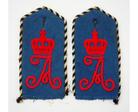 Preussen: Paar Schulterklappen für einen Einjährig Freiwilligen im Königin Augusta Garde-Grenadier-Regiment Nr. 4.Kornblumenb