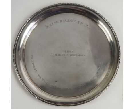 Silberteller Kaisermanöver 1911. Silber, mit Randverzierung, im Spiegel gravierter Name sowie Kaisermanöver 1911 mit den Name