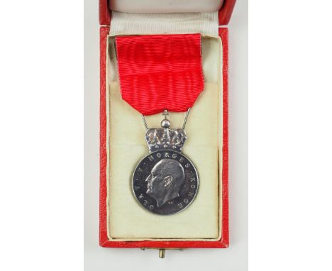 Norwegen: Jubiläumsmedaille König Olav V., in Silber, im Etui.Silber, an vernähtem Bande, im roten Verleihungsetui, golden au