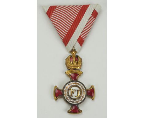 Österreich: Franz Joseph Orden, Goldenes Verdienstkreuz, mit Krone.Vergoldet, teilweise emailliert, rückseitig kleiner Chip, 