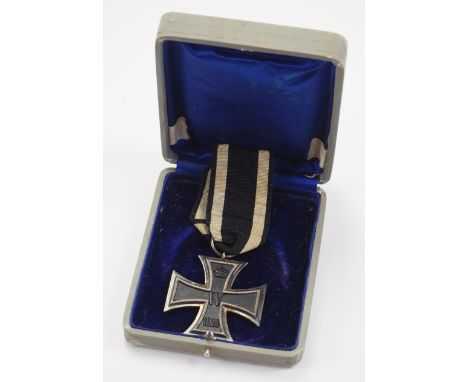 Preussen: Eisernes Kreuz, 1914, 2. Klasse, im Etui.Geschwärzter Eisenkern, silberne Zarge, am Bande, im grauen Etui, aufgeprä
