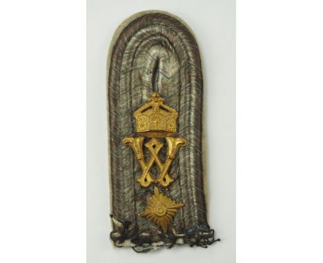 Bayern: Schulterstück für einen Oberleutnant im Königlich Bayerischen 6. Infanterie-Regiment „Kaiser Wilhelm, König von Preuß