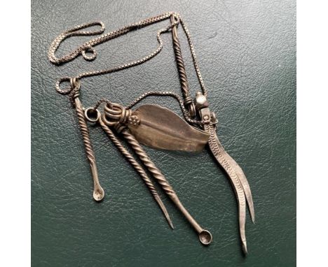 Set Chinese silver opium tools on silver chain (weight 25grams approx, total).