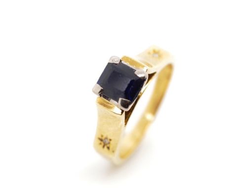 Blue spinel set 18ct yellow gold ring marked 18ct. Approx weight 4.8 grams, ring size K