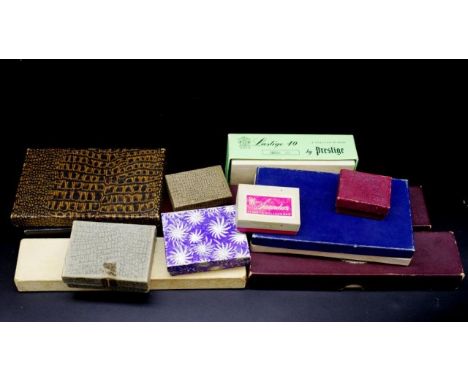 A group of vintage jewellery boxes includes 2x Mikimoto, Mont blanc, ParsonsJewellers Manly, Swarovski. Of cardboard type: Or