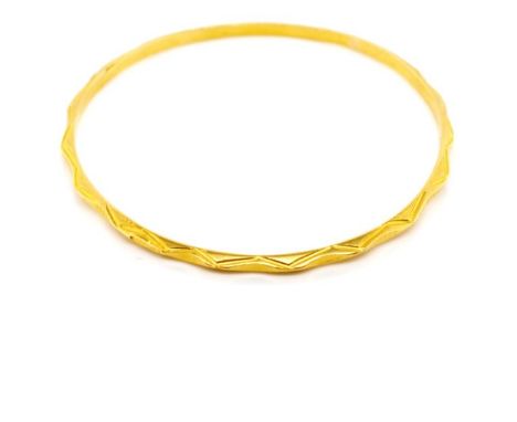 Yellow gold bangle with flat and pyramid type decorated wire. Rubbed character marks. Approx inside width 58mm, weight  13 gr