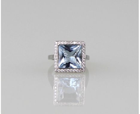 Großer Aquamarin - RingPlatin 950, kantige Schiene mit laschenförmigen Schultern, quadratischer Aufbau mit großem Princess cu