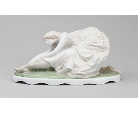 Rosenthal - Figur "Sterbender Schwan (Anna Pawlowa)"Porzellan farbig unterglasur staffiert, Tänzerin in weitem Balletkleid in
