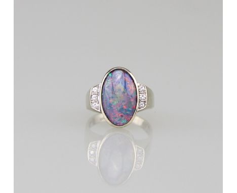 RingGelbgold 14kt., schmale Schiene mit konischen Schultern, ovaler Aufbau mit Harlequin -Opaldoublette, seitlich jeweils dre