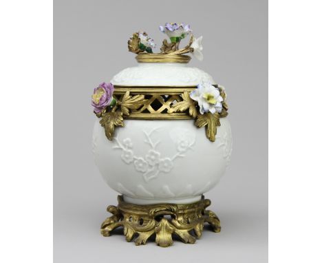 Blanc de Chine - PotpourriWeichporzellan reliefiert, teils frei geformt und bemalt, Montierung Bronze gegossen, fein ziselier