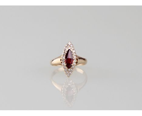 RingGelbgold 14kt., schmale Schiene mit konischen Schultern, navettförmiger Aufbau besetzt mit navetteförmigem Rubin? mit ein