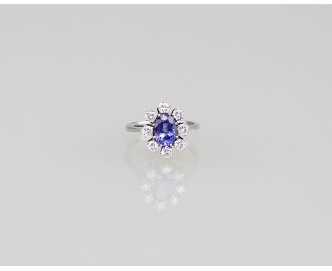 Safir - RingWeißgold 14kt., schmale Schiene mit keilförmigen Schultern und ovalem, korbförmigem Aufbau, mittig guter Safir vo