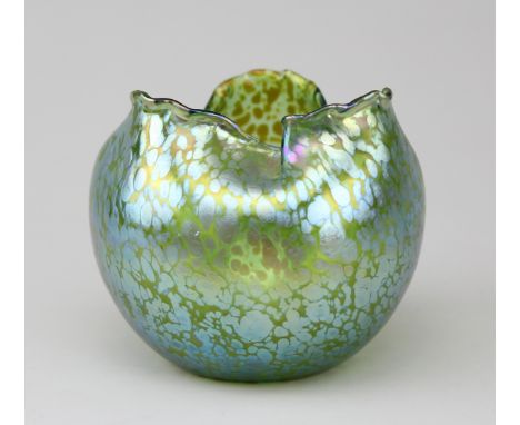 Loetz - Vase "Creta papillon"Grünes Glas mit eingearbeiteten Silbergelbkröseln, Dekor Creta papillon, Kugelform mit asymmetri