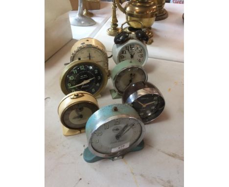 Various old alarm clocks and a stop clock (7)