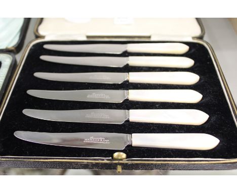 A cased set of fruit knives with mother-of-pearl handles.