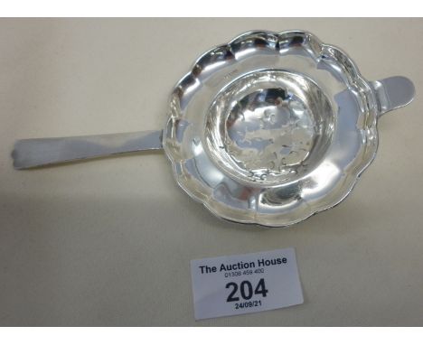Silver tea strainer hallmarked for Sheffield 1925, Pinder Brothers, approx. 37g