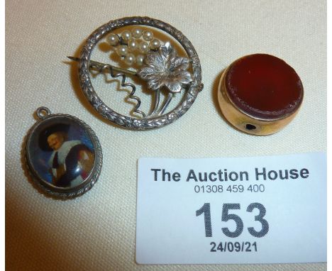 Gold and bloodstone fob (A/F), Sterling silver brooch and a small pendant depicting the Laughing Cavalier