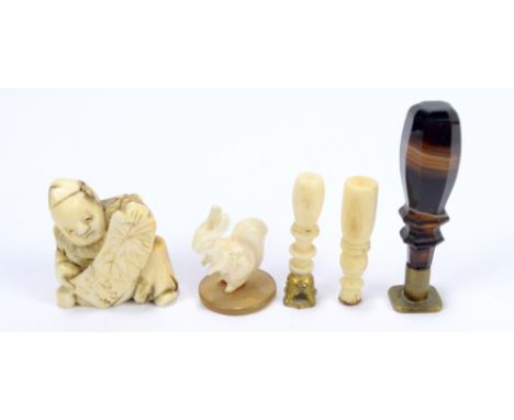 An agate handed seal, a miniature carved ivory model of a squirrel, a small seal, seal handle and a carved netsuke (af) (5).