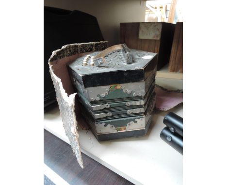 An early 20th century concertina, 21 button